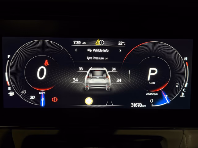 2022 Mahindra XUV700 AX7 AT Luxury Pack BSVI - Image 3