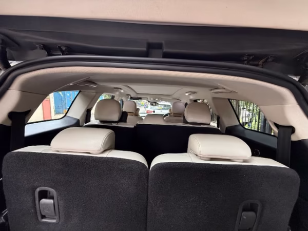2022 Mahindra XUV700 AX7 AT Luxury Pack BSVI - Image 4