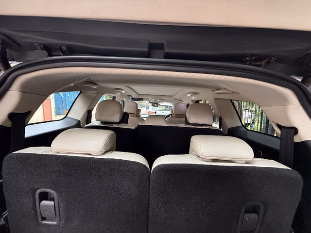 2022 Mahindra XUV700 AX7 AT Luxury Pack BSVI - Image 4