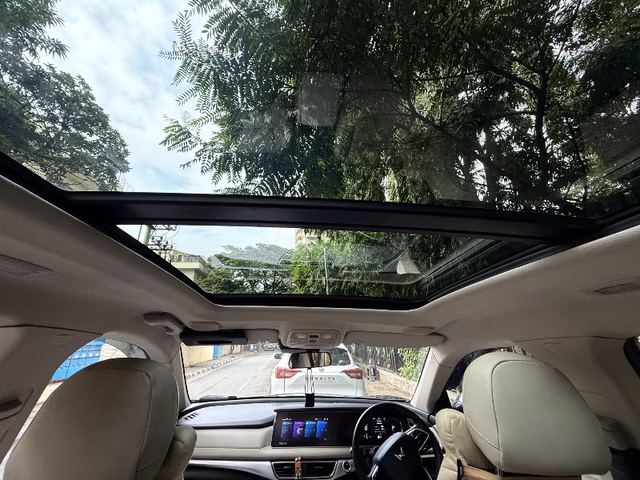 2022 Mahindra XUV700 AX7 AT Luxury Pack BSVI - Image 2