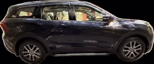 2022 Mahindra XUV700 AX7 AT Luxury Pack BSVI - Image 6